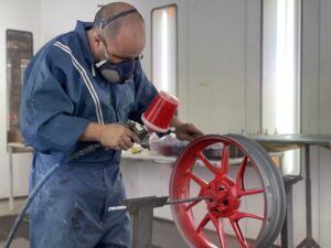 Application de la peinture sur une jante.