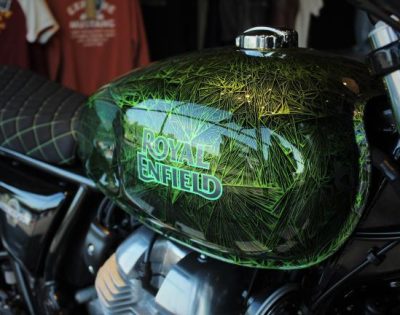 Réservoir de moto tout en peinture avec un effet cristal et alu brossé