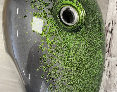 Réservoir de moto tout en peinture avec un effet cristal et alu brossé